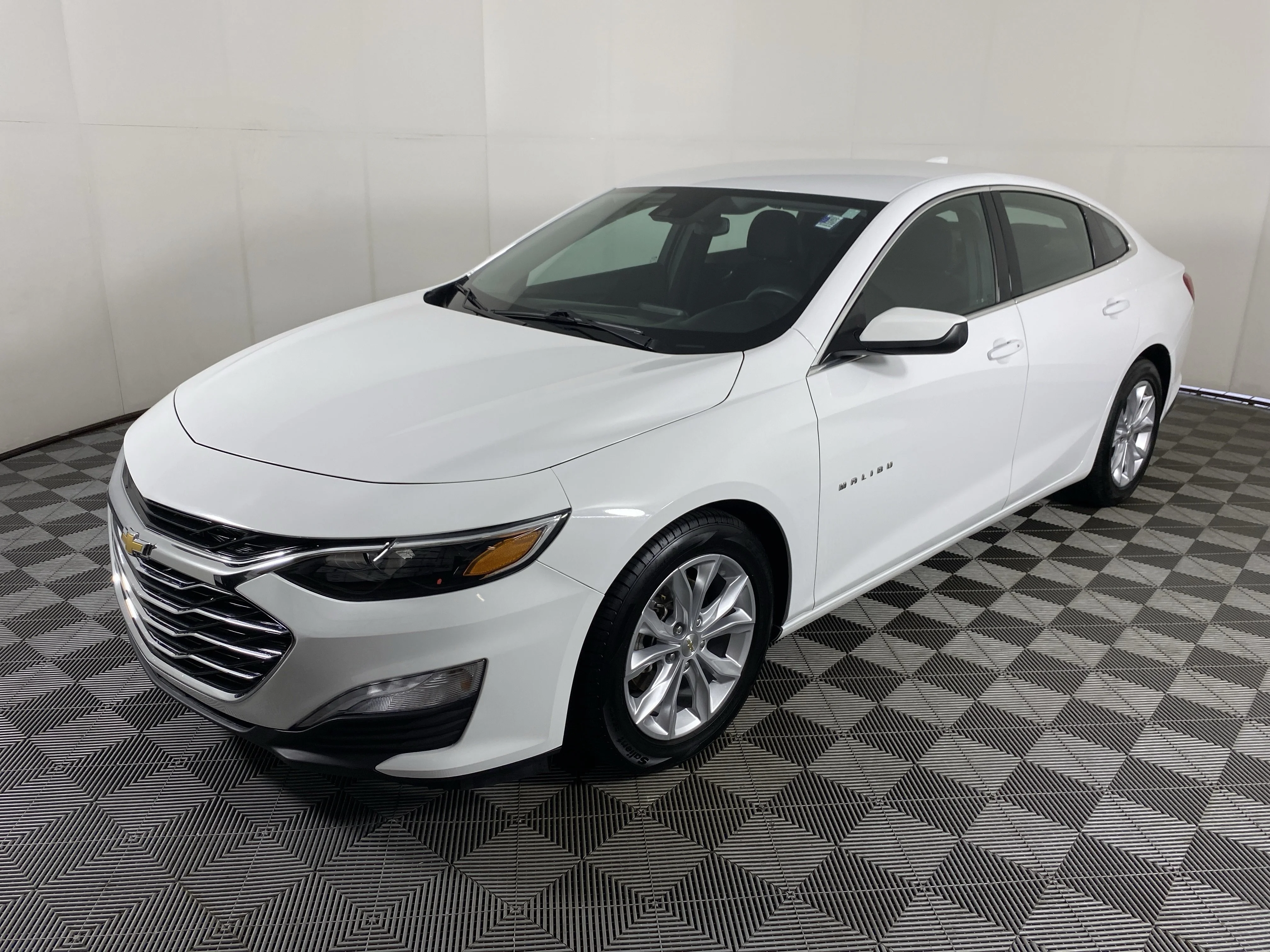Used 2023 Summit White Chevrolet LT image 9