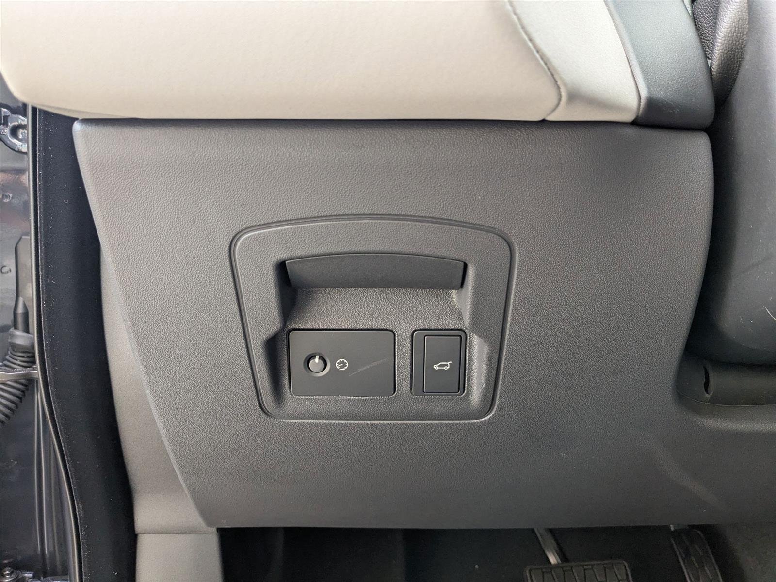 Used 2026  Land Rover S image 16