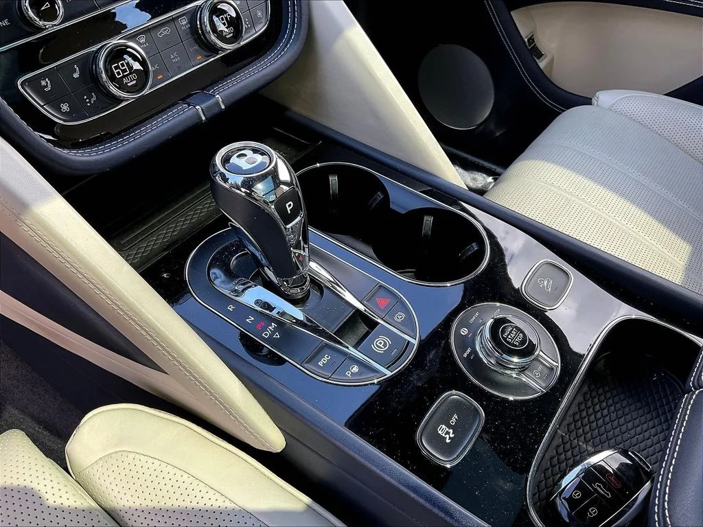 Used 2021  Bentley V8 image 18