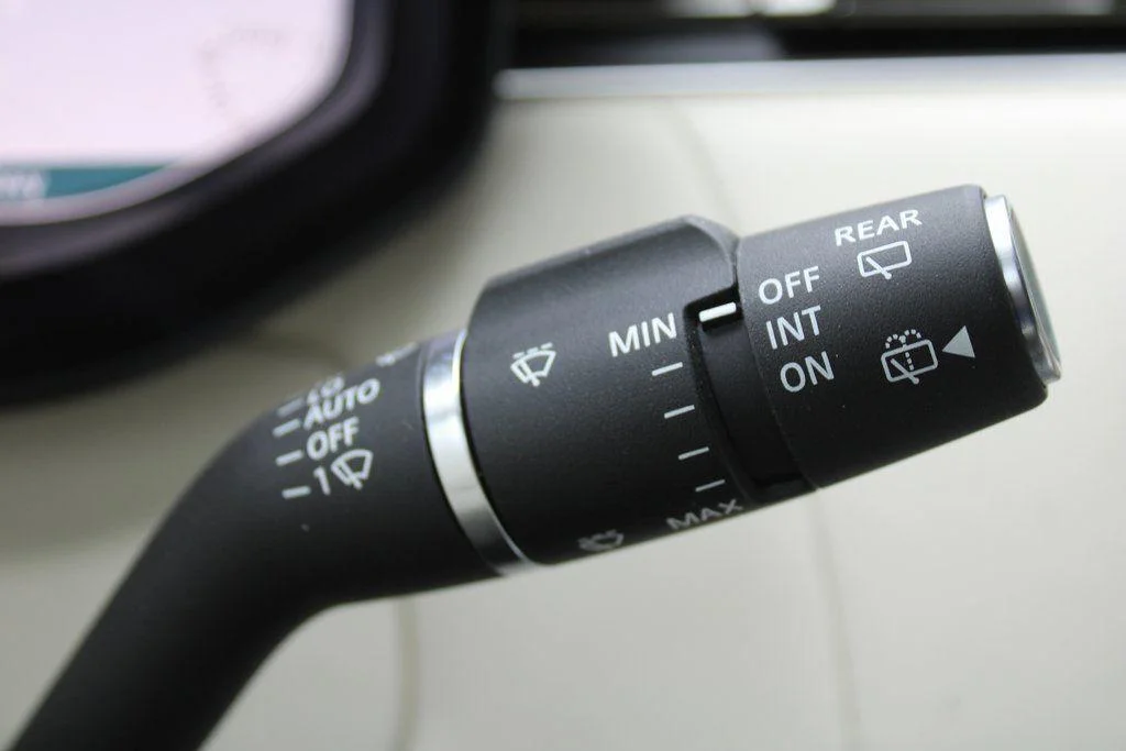 New 2024 Ostuni Pearl White Land Rover SV image 39