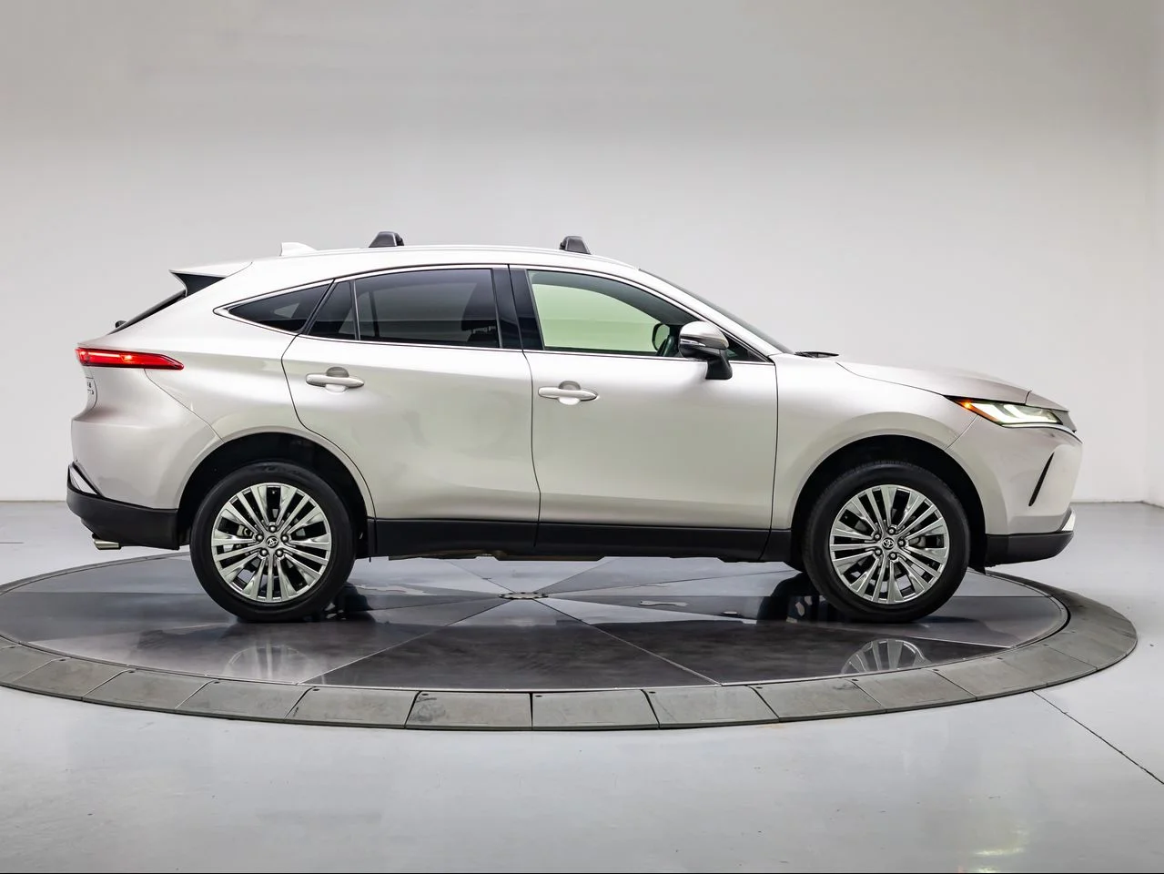 Used 2022 Titanium Glow Toyota XLE image 6