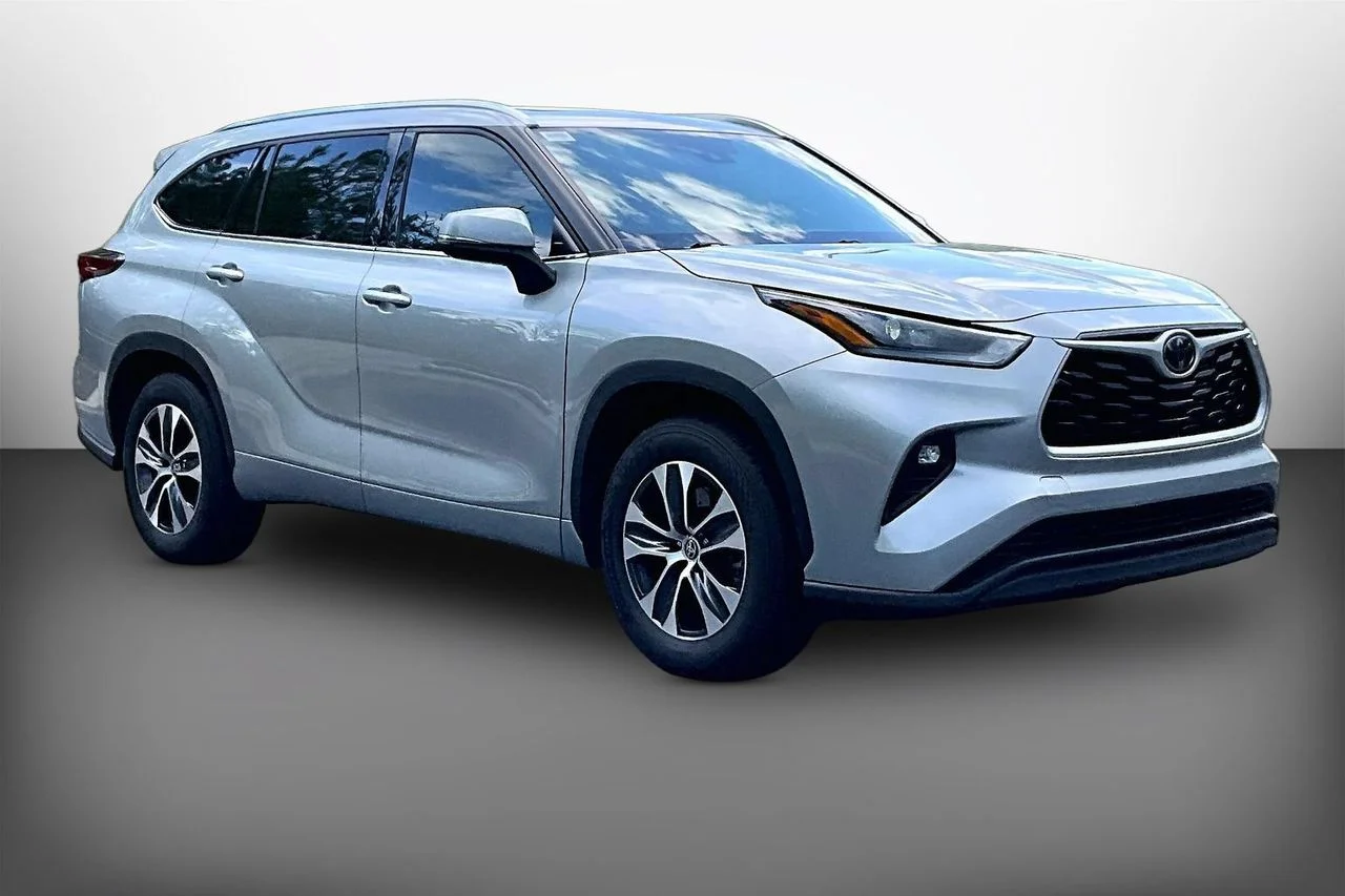 Used 2021 Silver Toyota XLE image 1