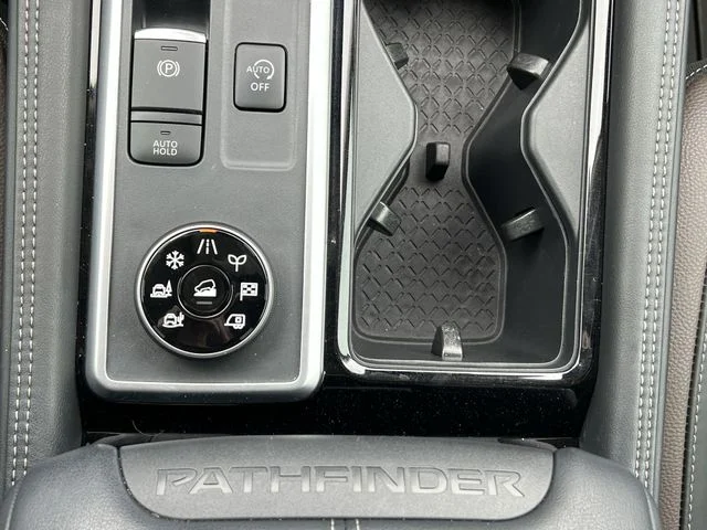 Used 2024 White Nissan Platinum image 18