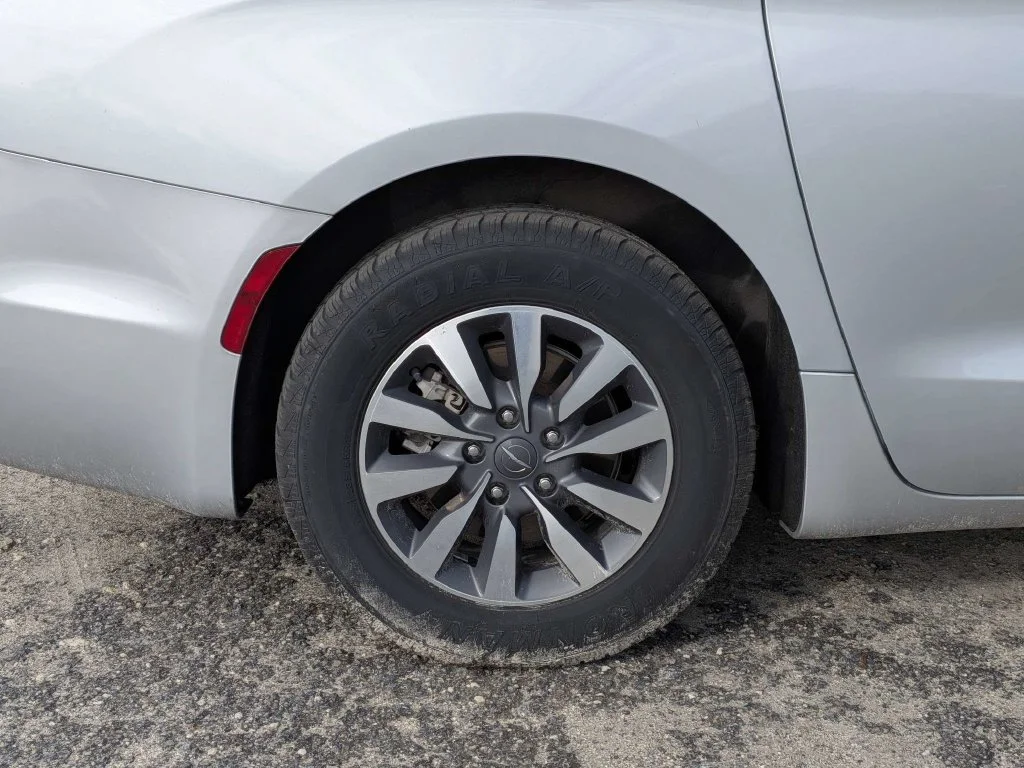 Used 2023 Silver Chrysler Touring L image 9