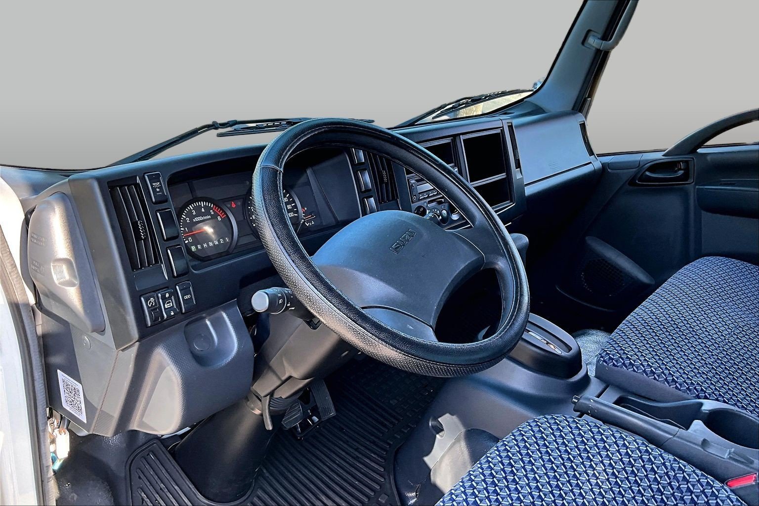 Used 2024  ISUZU  image 15