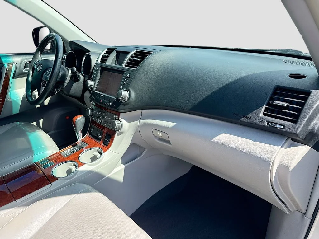 Used 2012 Silver Toyota Limited image 31