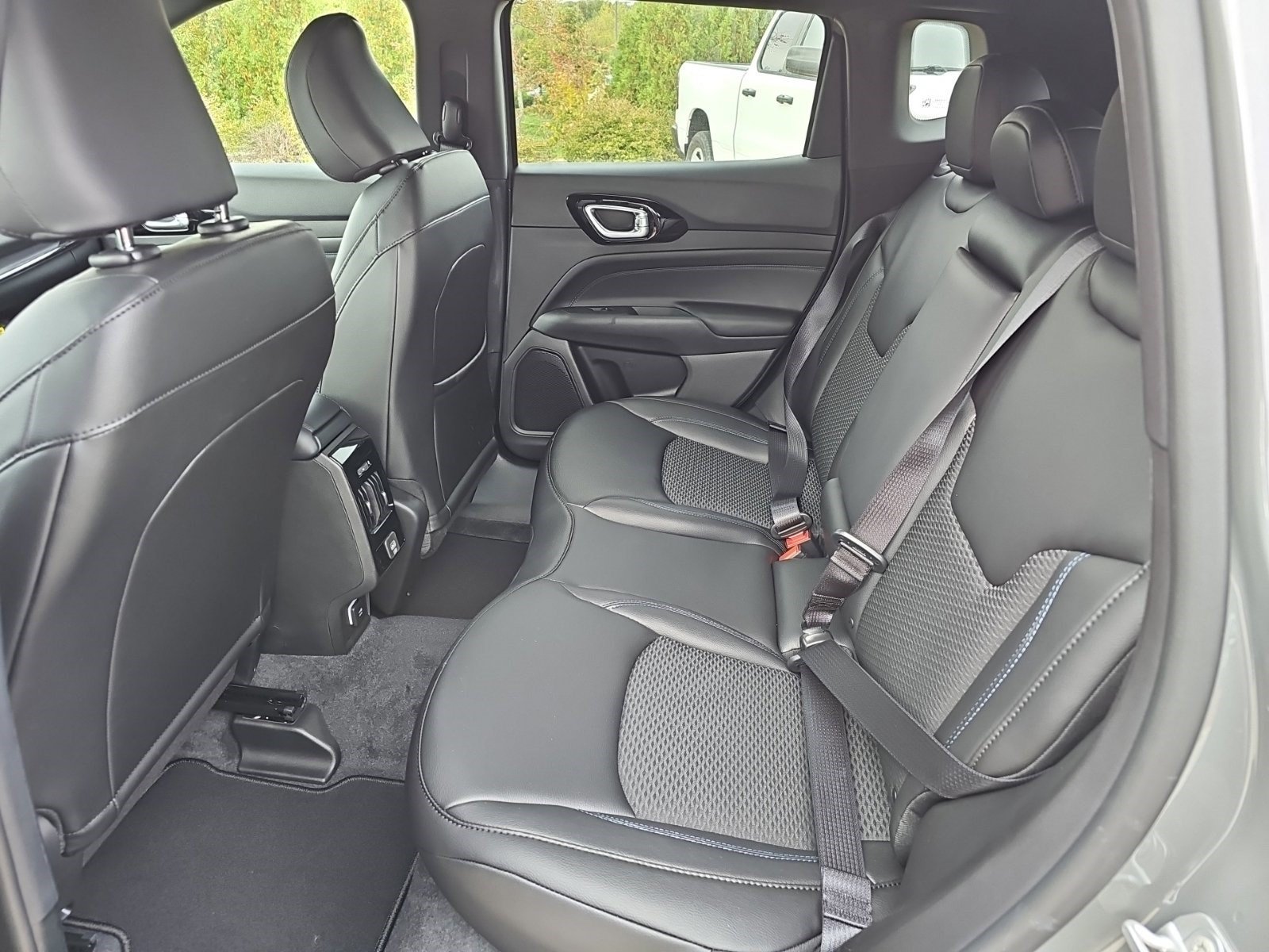 New 2027 Sting-Gray Clearcoat Jeep Latitude Altitude image 16