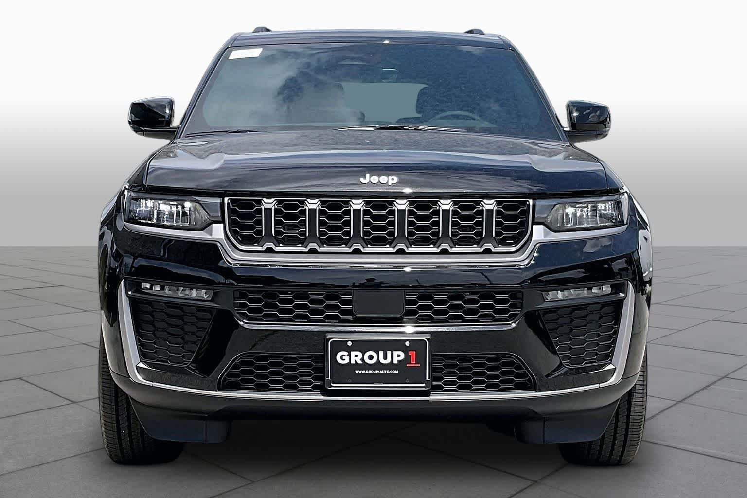 New 2026 Diamond Black Crystal Pearl-Coat Exterior Paint Jeep Limited image 3