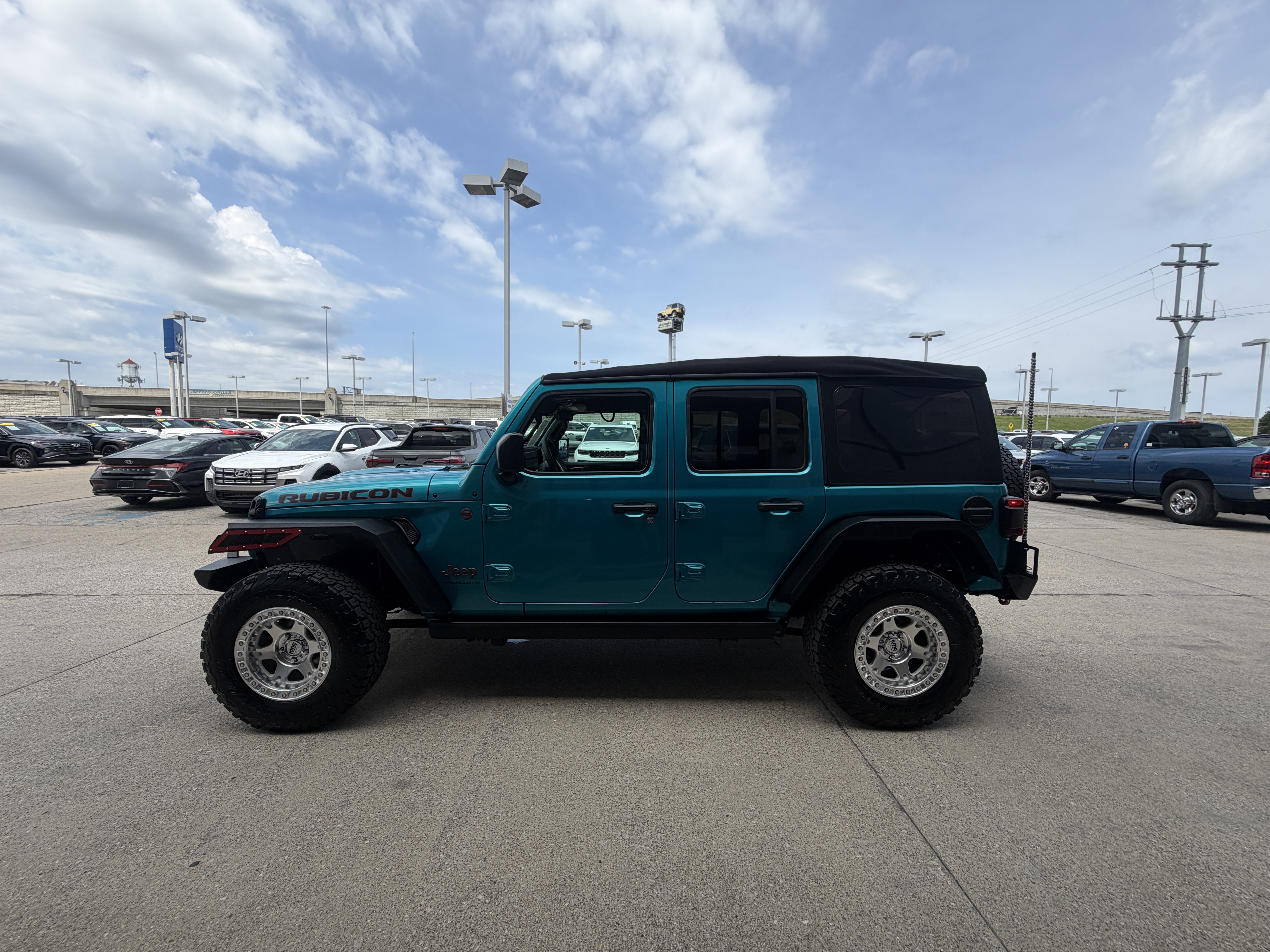 Used 2024 Bikini Pearl Coat Jeep Rubicon image 15