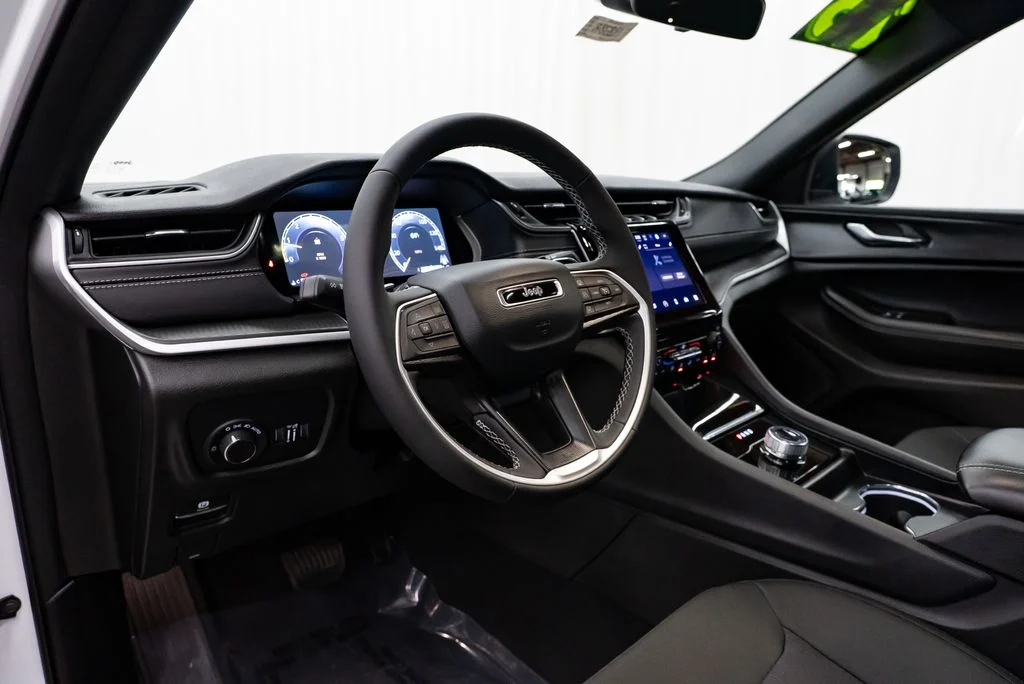 Used 2025 White Jeep Laredo image 25