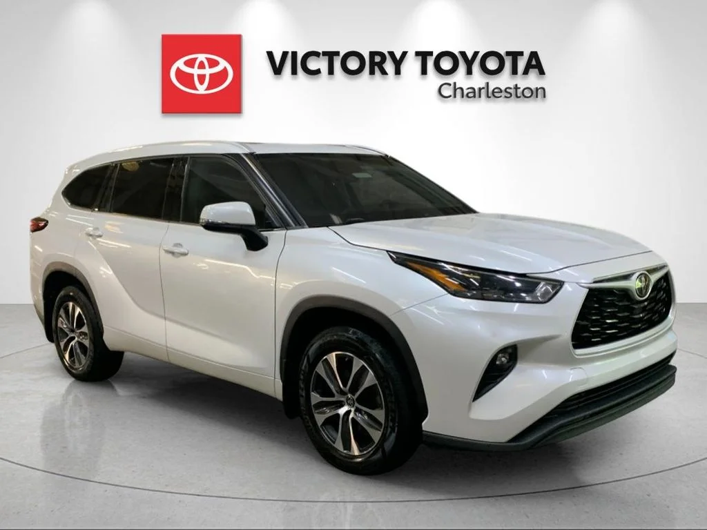 Used 2022 Beige Toyota XLE image 5