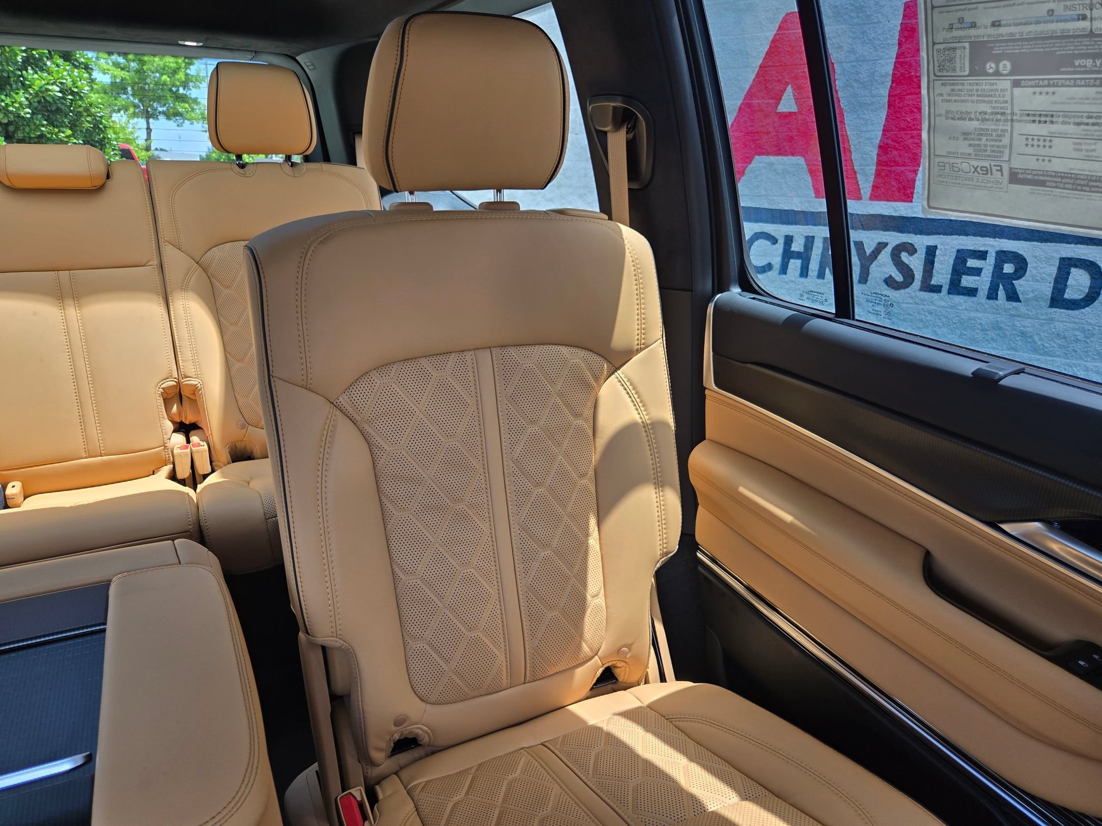 New 2026 Bright White Clear-Coat Exterior Paint Jeep Summit Reserve image 12