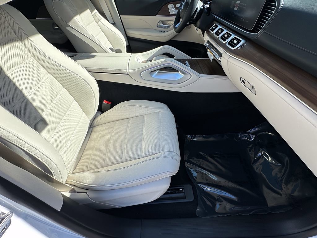 New 2026 MANUFAKTUR Moonlight White Metallic Mercedes-Benz GLS 450 image 15
