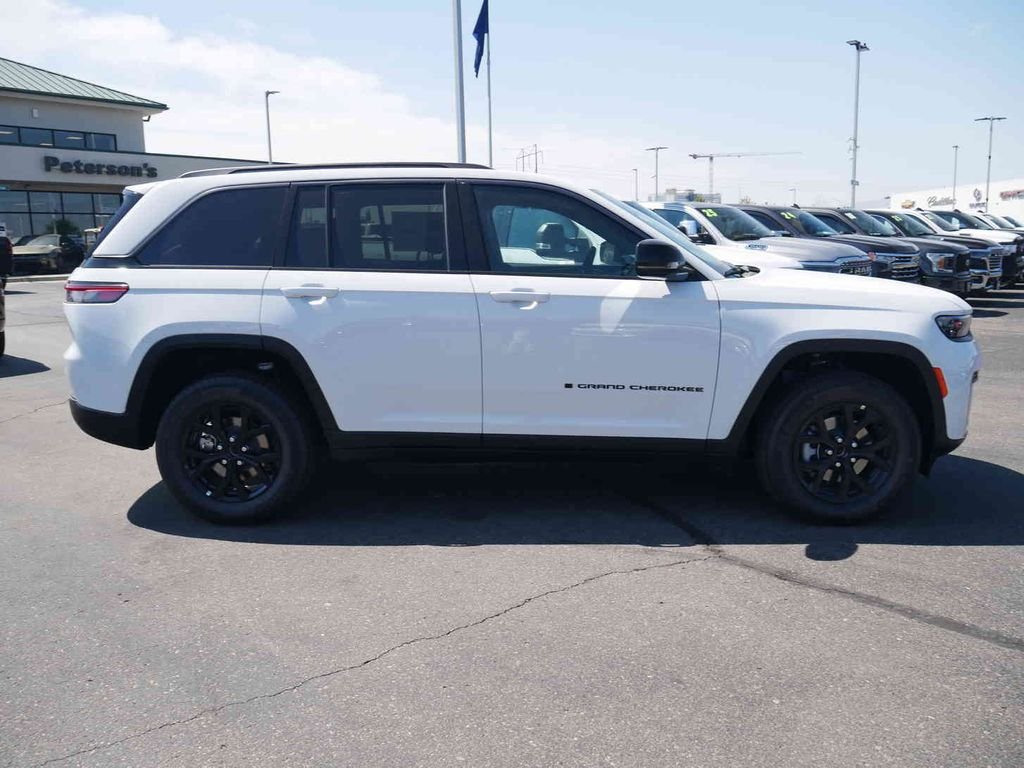 New 2026 Bright White Clear-Coat Exterior Paint Jeep Laredo image 20