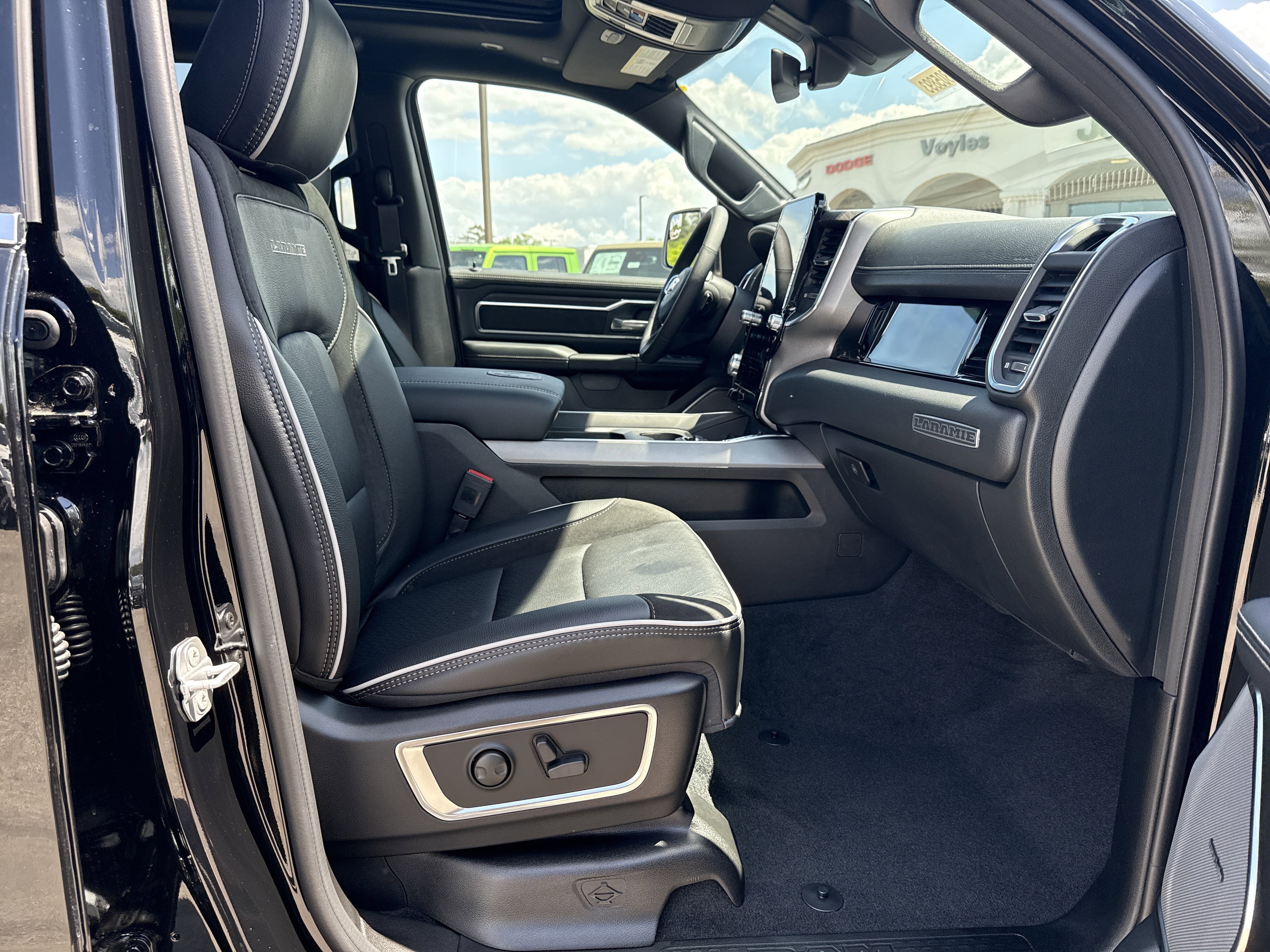 New 2026 Diamond Black Crystal Pearl-Coat Exterior Paint RAM Laramie image 16
