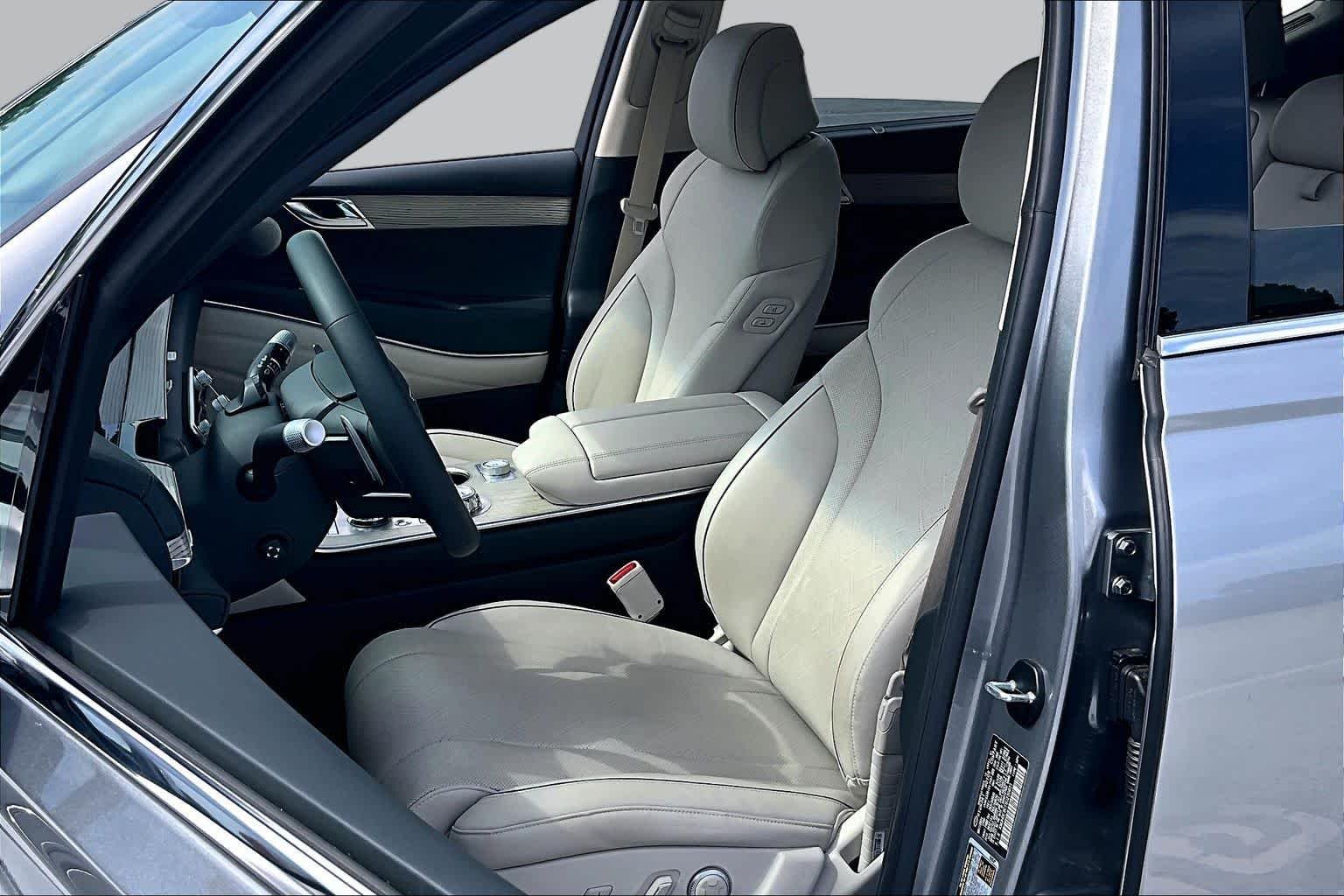 Used 2025 Savile Silver Genesis 3.5T Advanced image 8