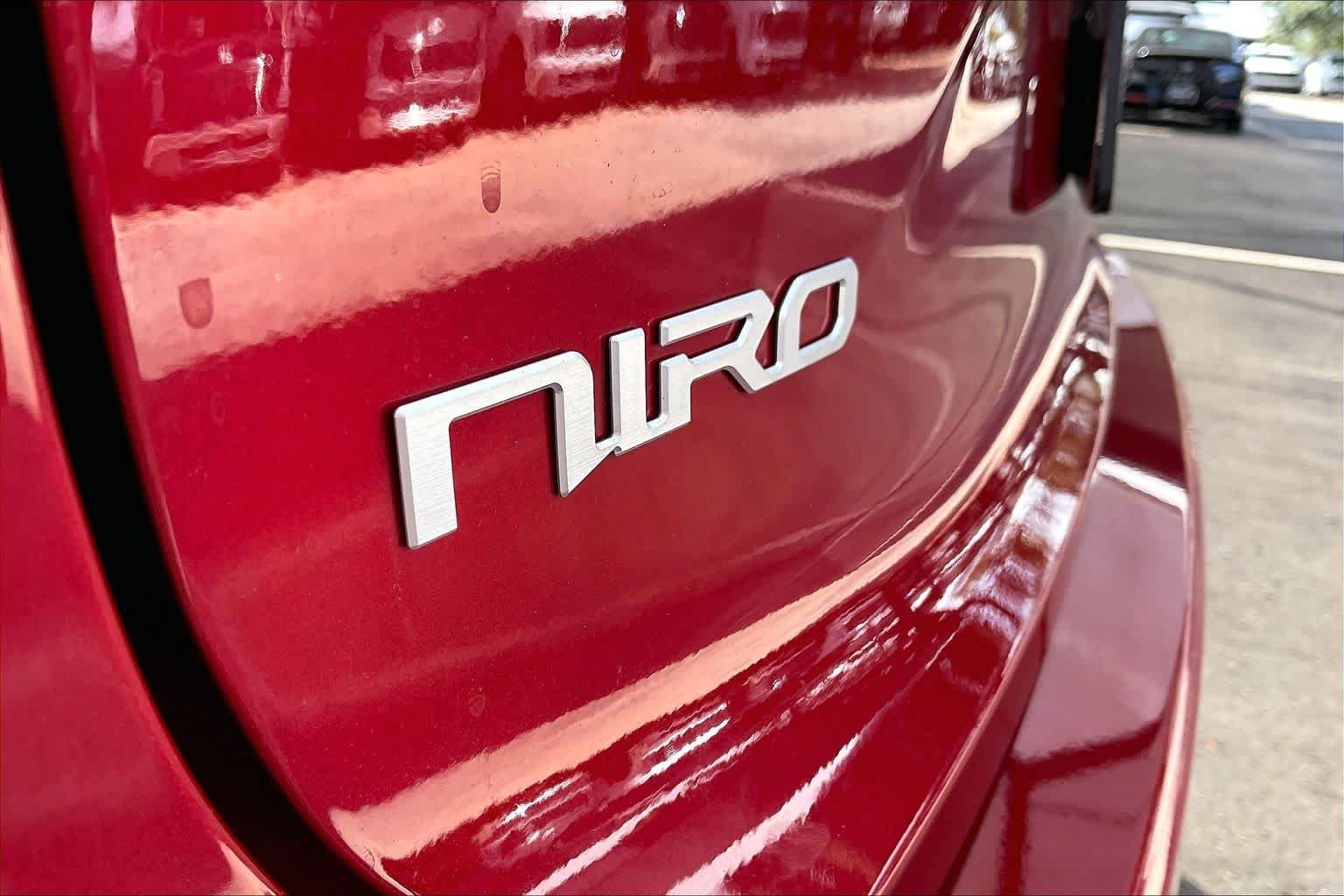 Used 2023 Runway Red Kia Wind image 9