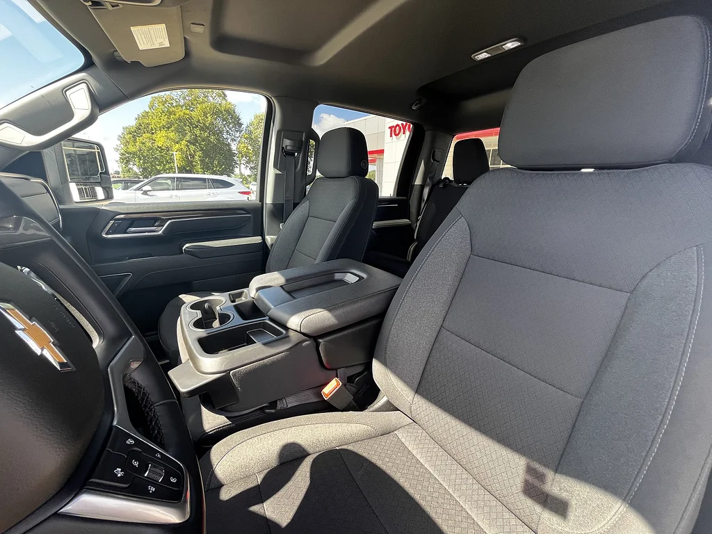 Used 2025 Summit White Chevrolet LT image 8