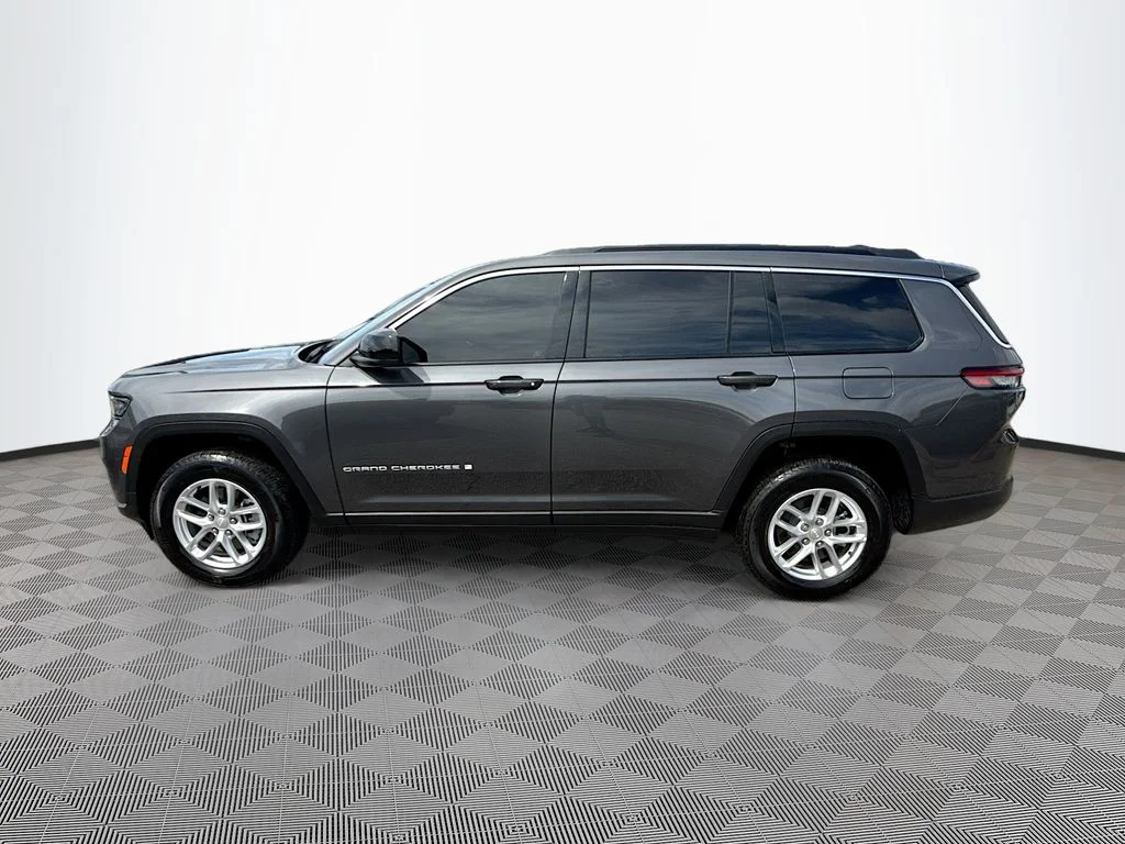 Used 2025 Gray Jeep Laredo image 9