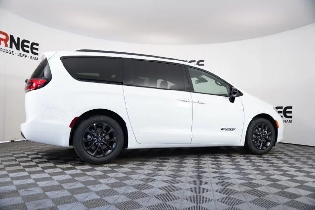 2025 Chrysler Pacifica Select - Photo 30