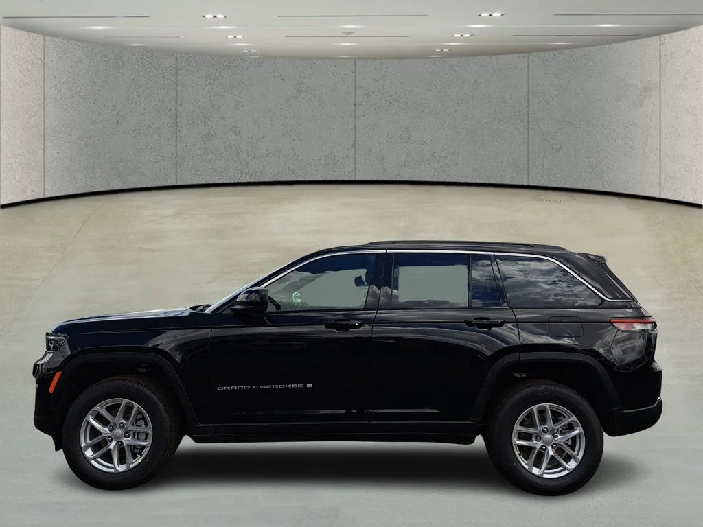 New 2026 Diamond Black Crystal Pearl-Coat Exterior Paint Jeep Laredo image 8