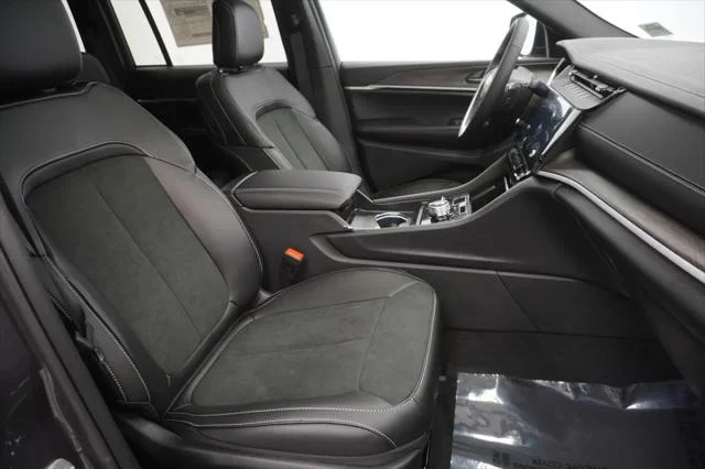 New 2026 Baltic Gray Metallic Clear-Coat Exterior Paint Jeep Laredo image 34