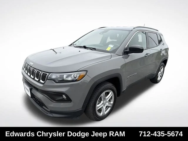 Used 2023 Gray Jeep Latitude image 3