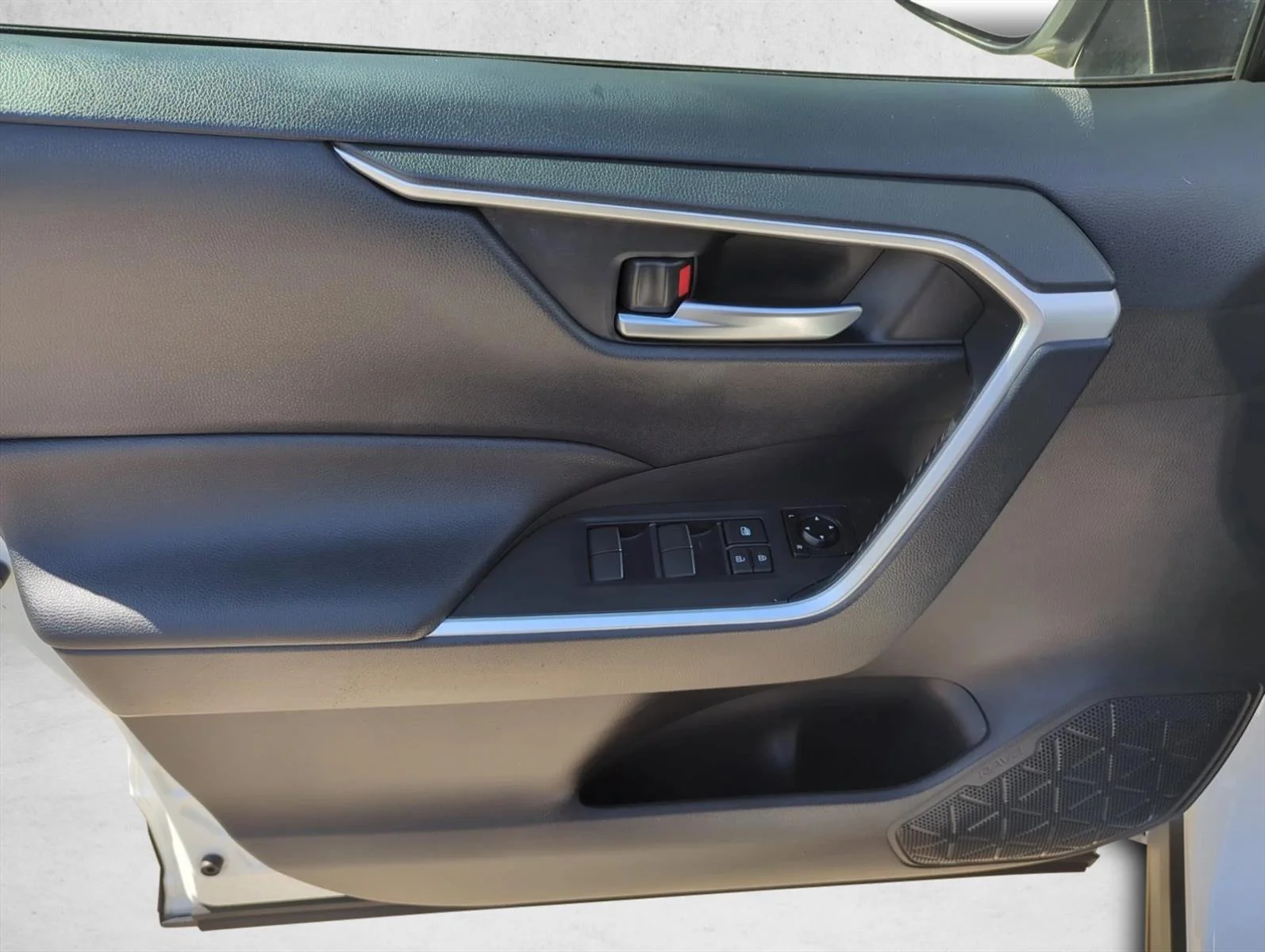 Used 2019 Super White Toyota XLE Premium image 11