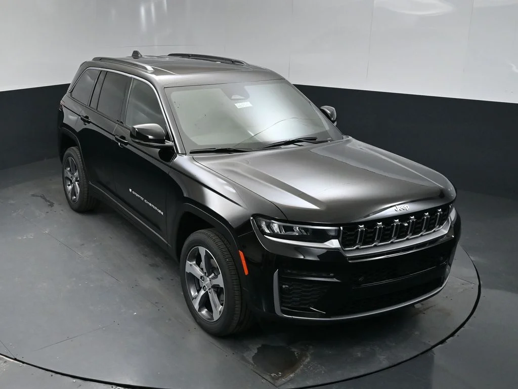 New 2026 Diamond Black Crystal Pearlcoat Jeep Limited image 33