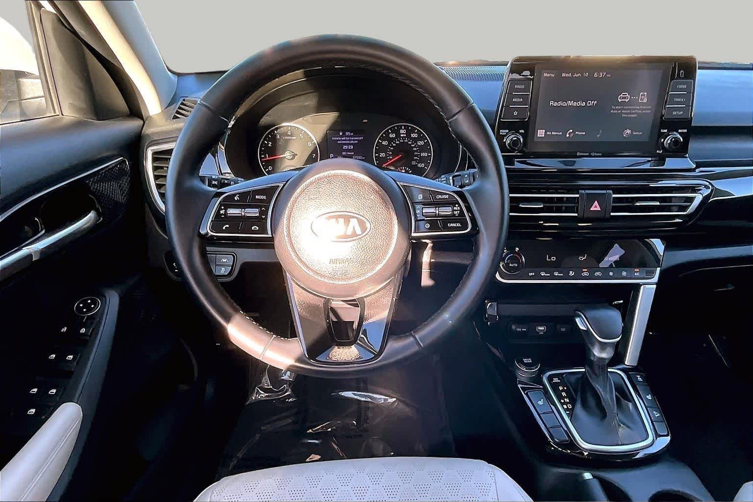 Used 2021 Snow White Pearl Kia EX image 5