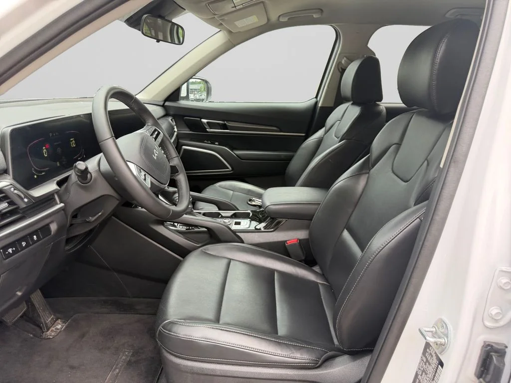 Used 2023 White Kia S image 10