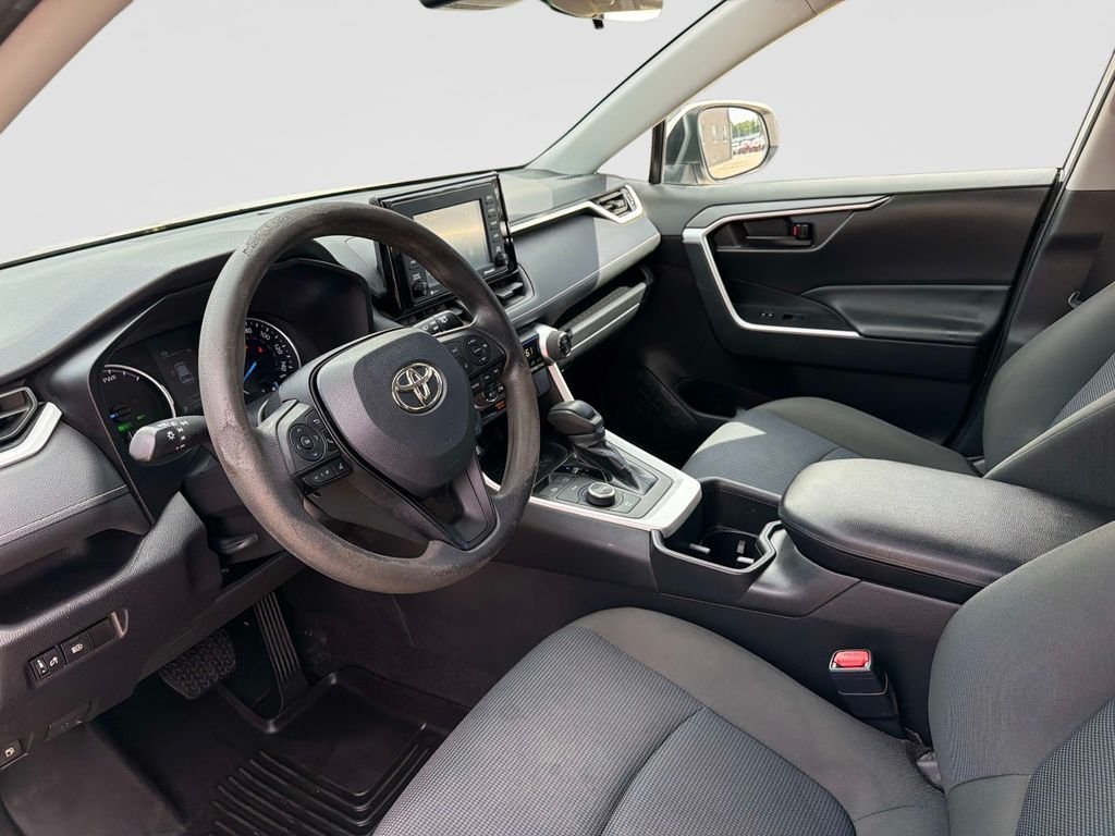 Used 2022 White Toyota LE image 21