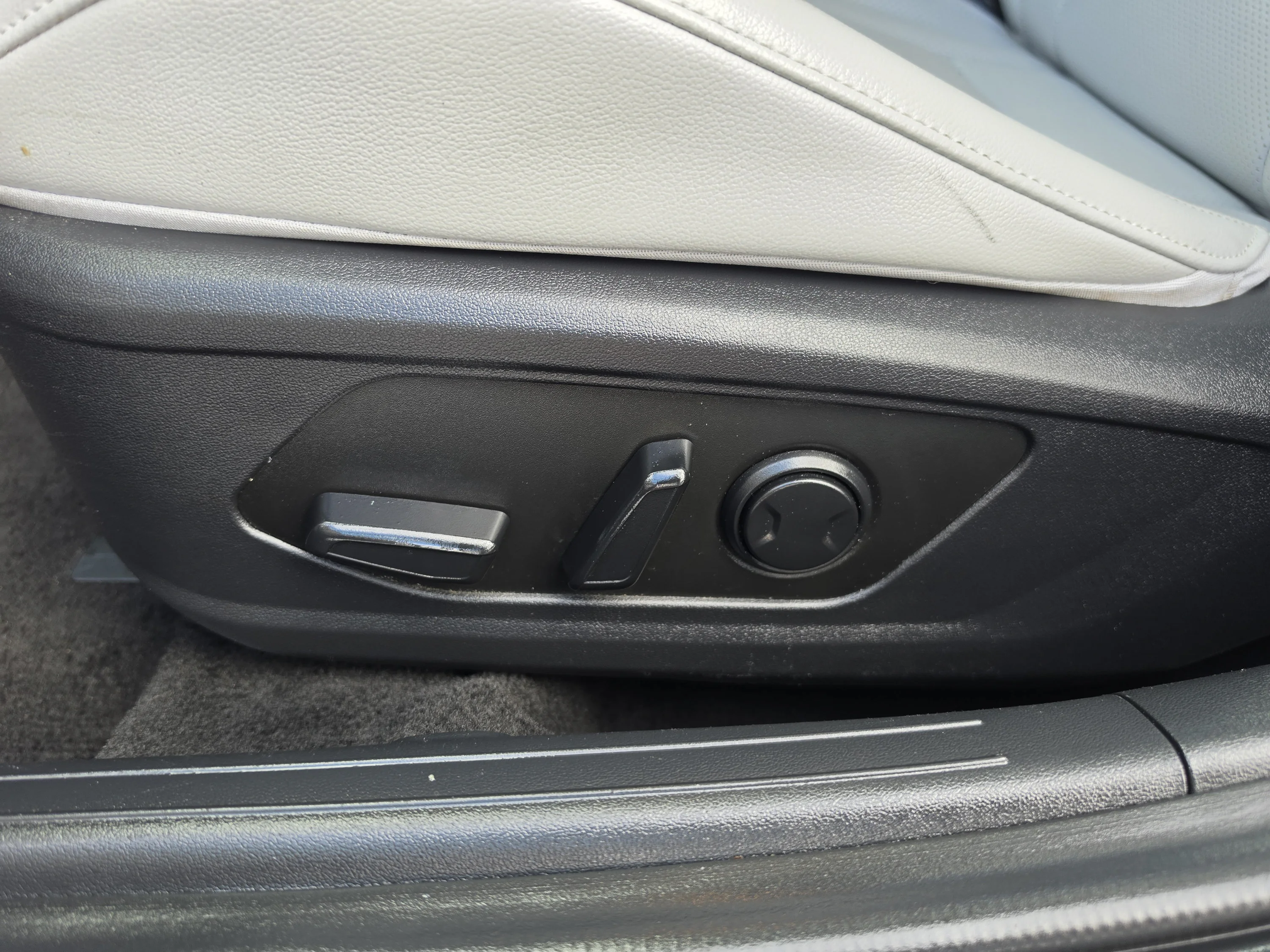 Used 2025 Fluid Metal Hyundai Limited image 22