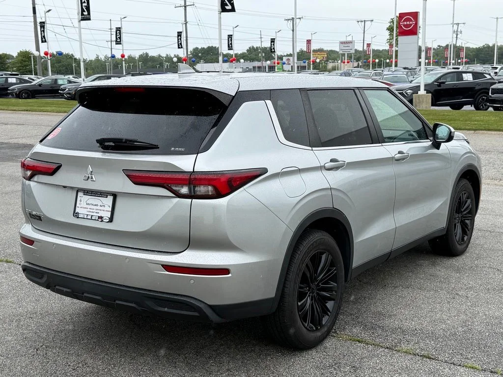 Used 2022  Mitsubishi ES image 7