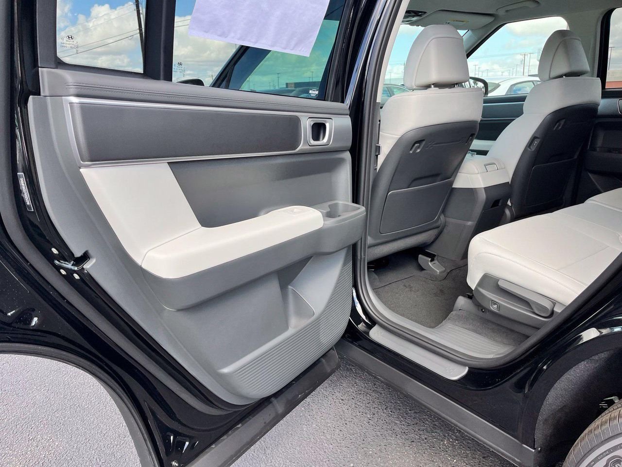 New 2027 Black Hyundai SE FWD image 17