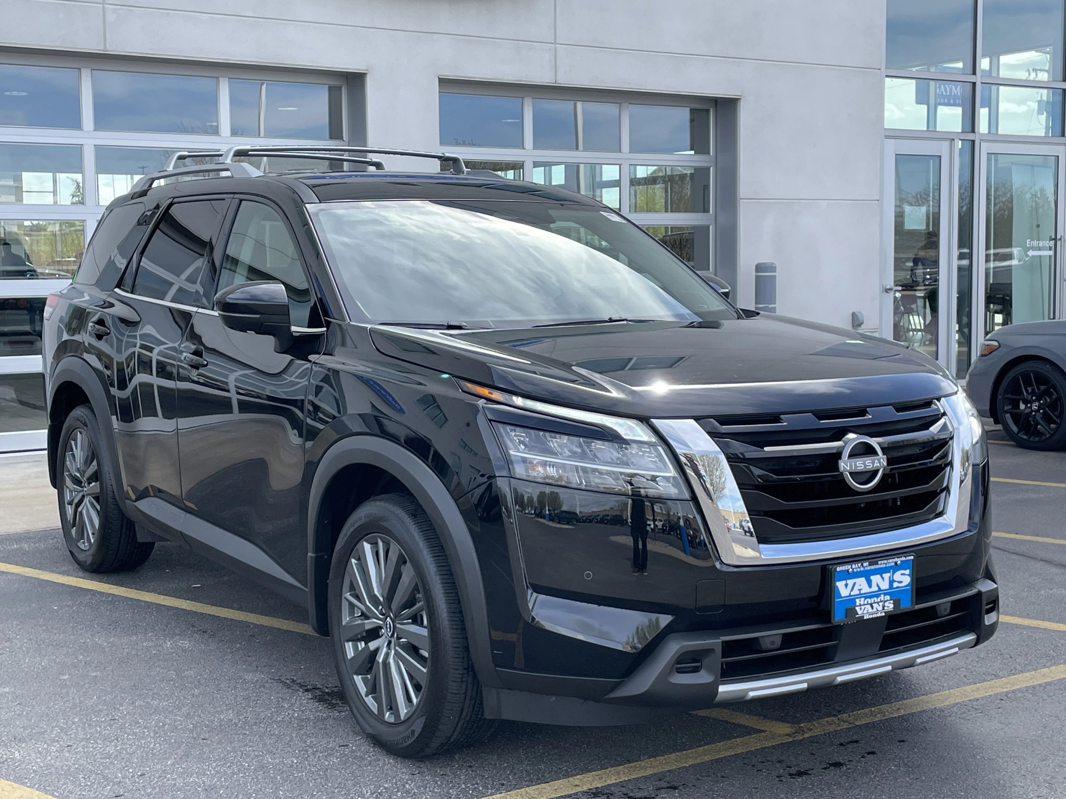 2024 Nissan Pathfinder SL 4WD's photo