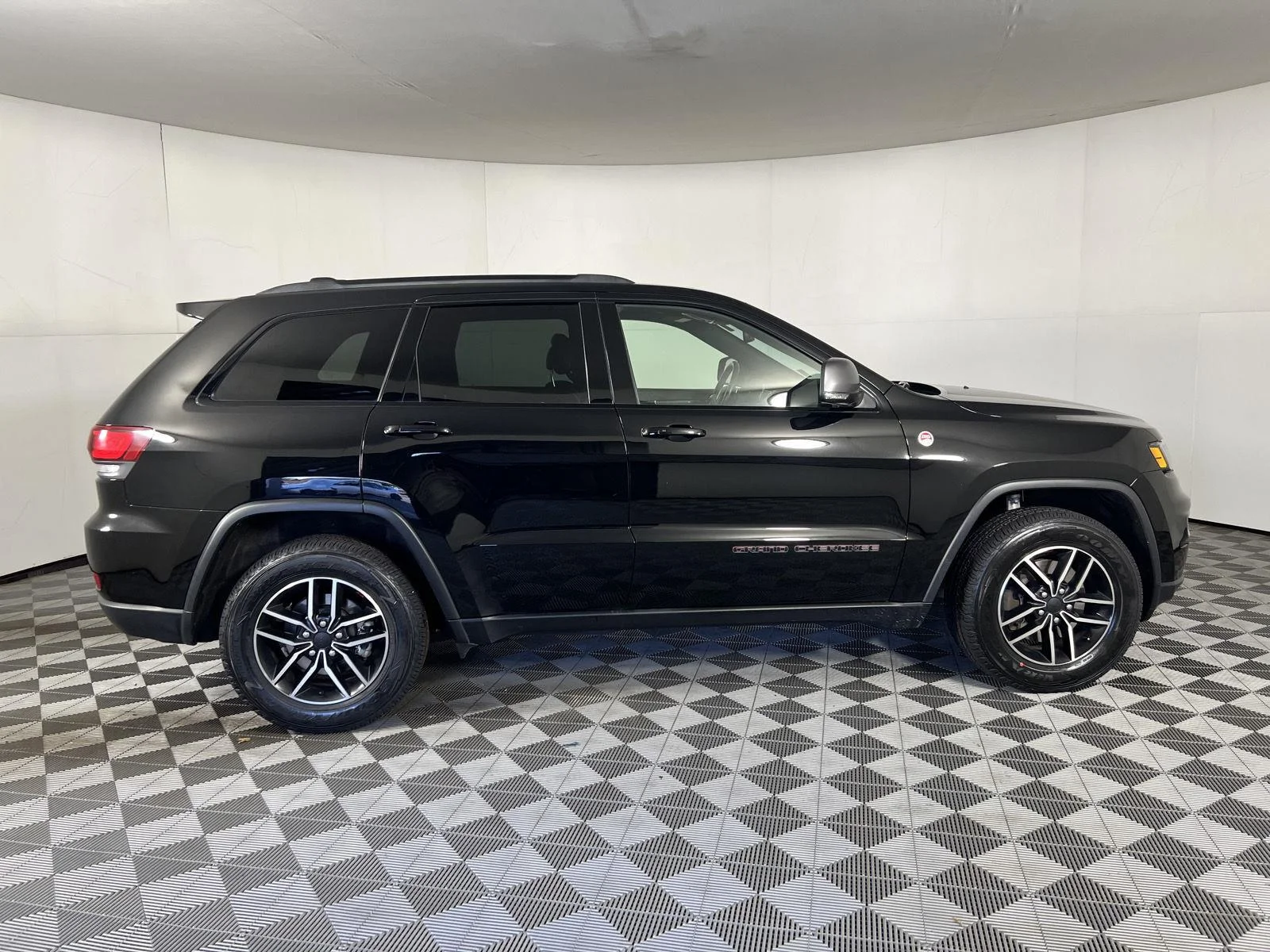 Used 2021 Diamond Black Crystal Pearlcoat Jeep Trailhawk image 10