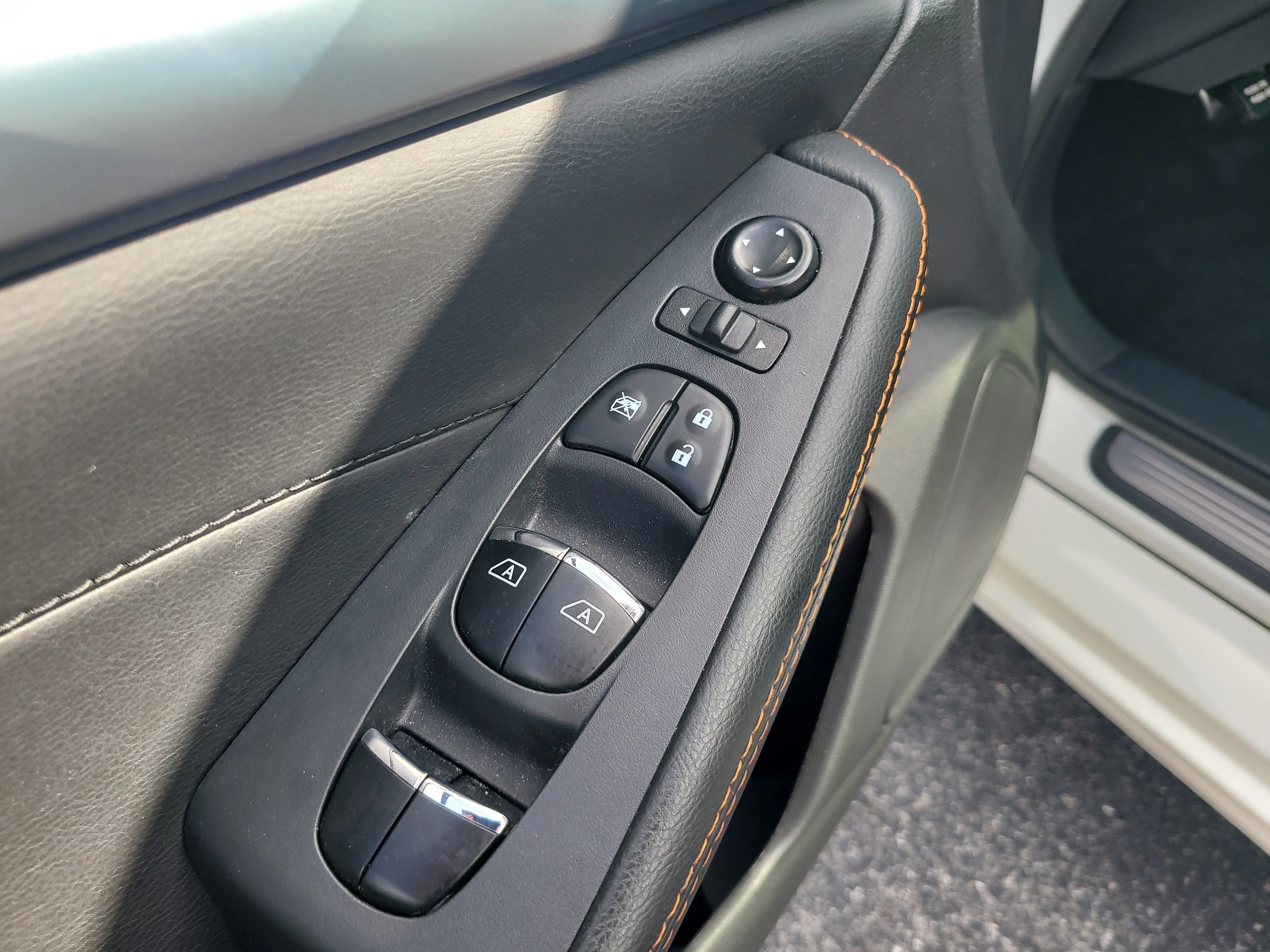 Used 2023 Pearl White Tricoat Nissan SR image 15