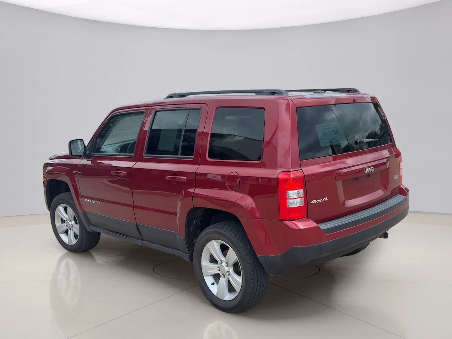 Used 2017 Red Jeep LATITUDE image 4