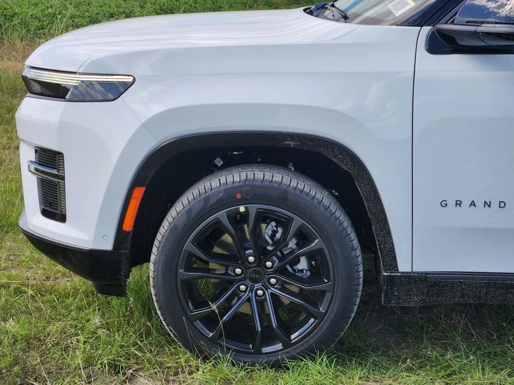 New 2026 Bright White Clearcoat Jeep Summit Reserve image 6