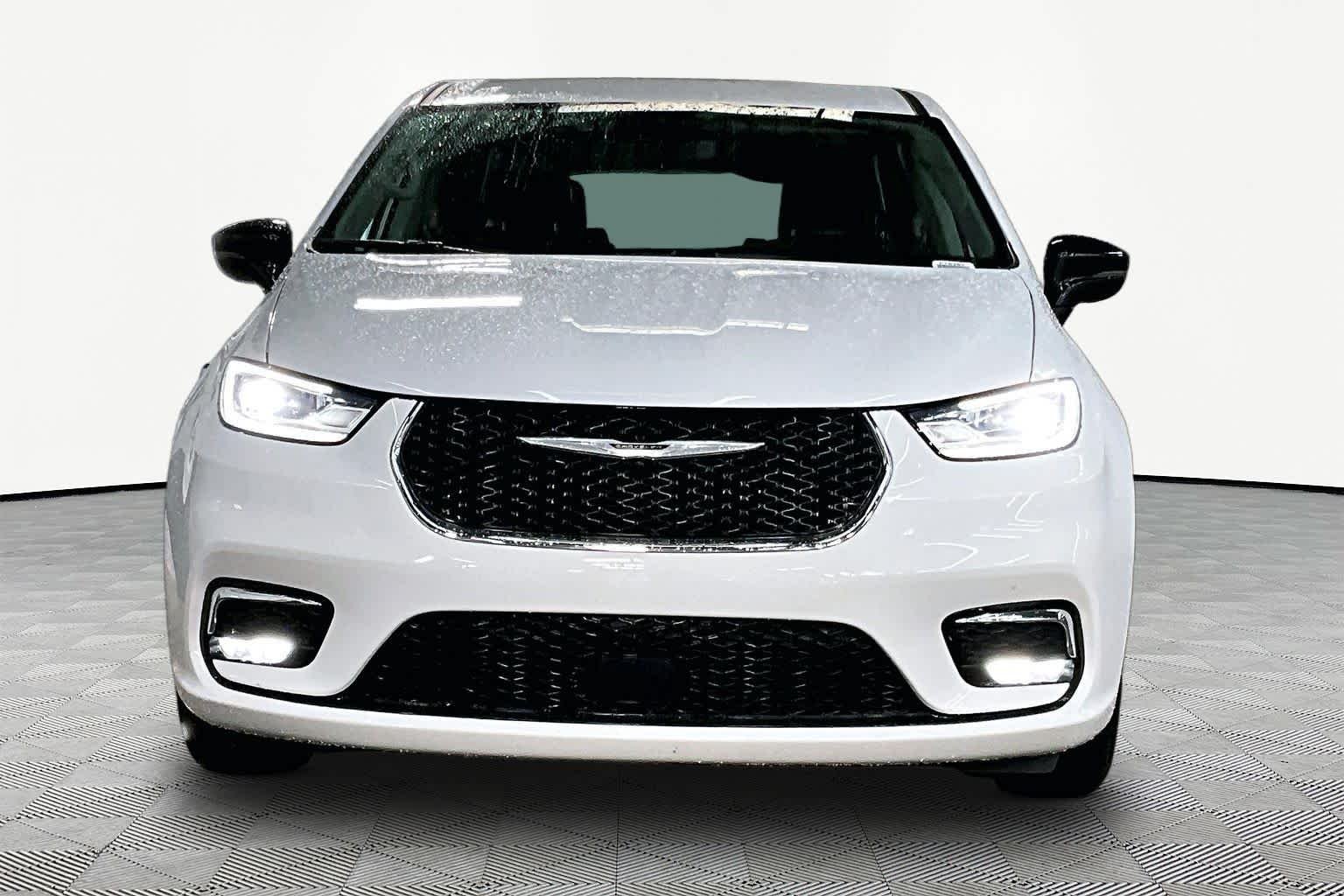 Used 2024 Bright White Clearcoat Chrysler Touring L image 4