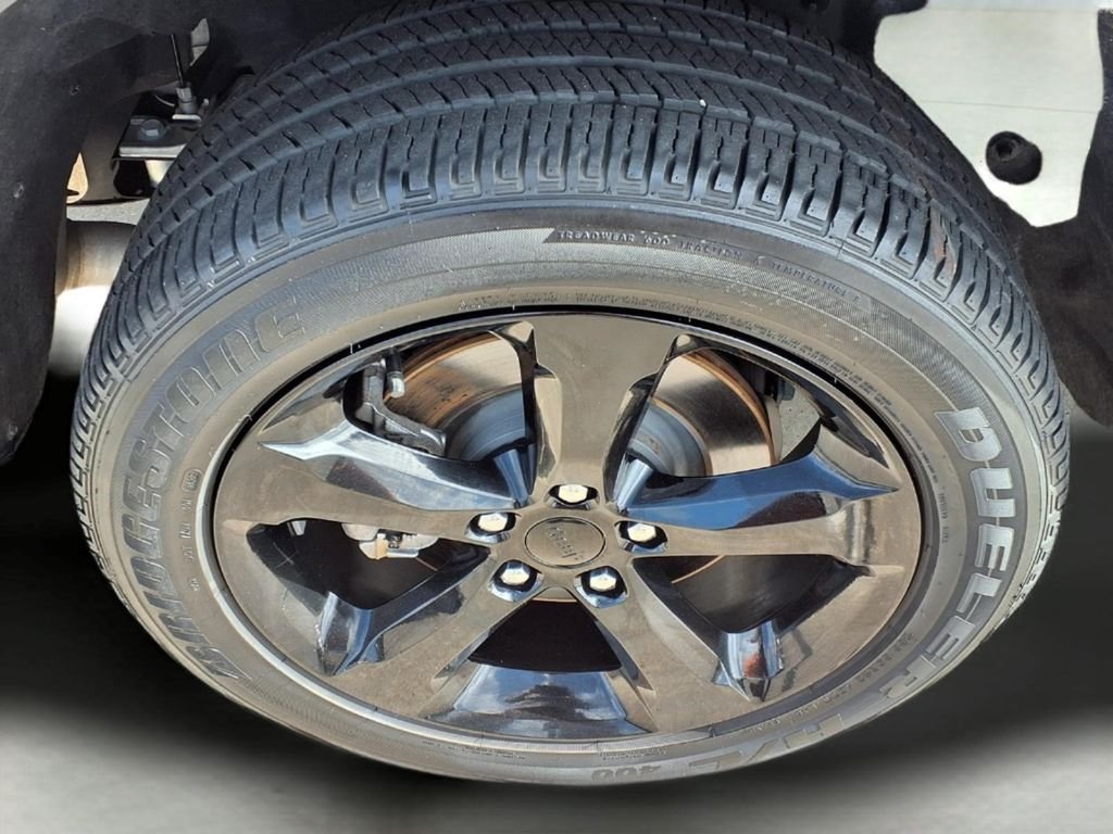 Used 2023 Gray Jeep Altitude image 9