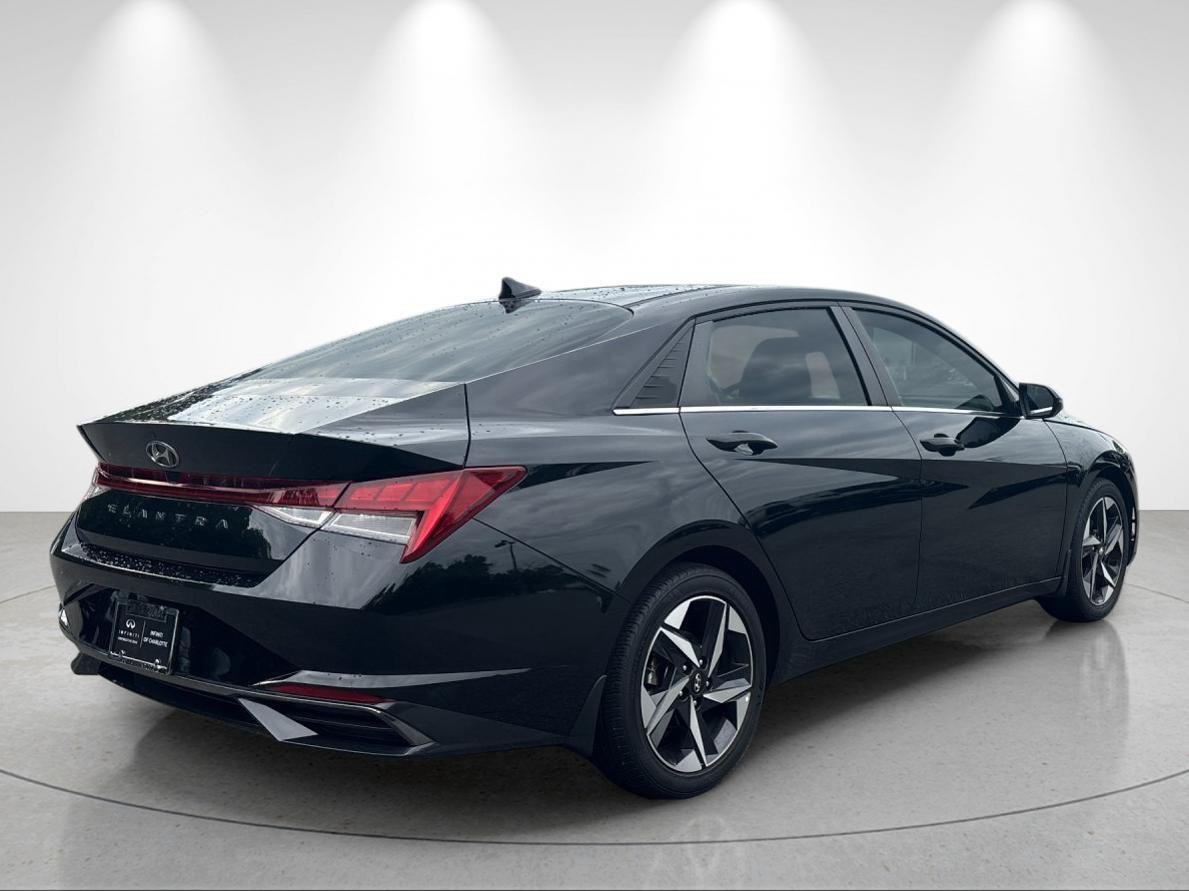 Used 2022 Phantom Black Hyundai SEL image 5