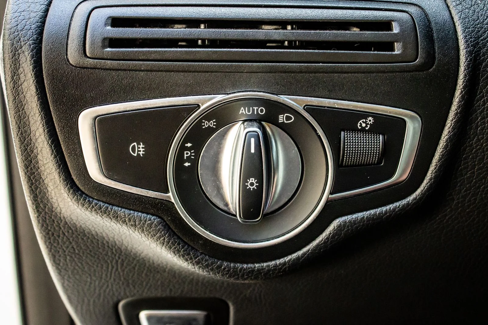 Used 2022  Mercedes-Benz GLC 300 image 19