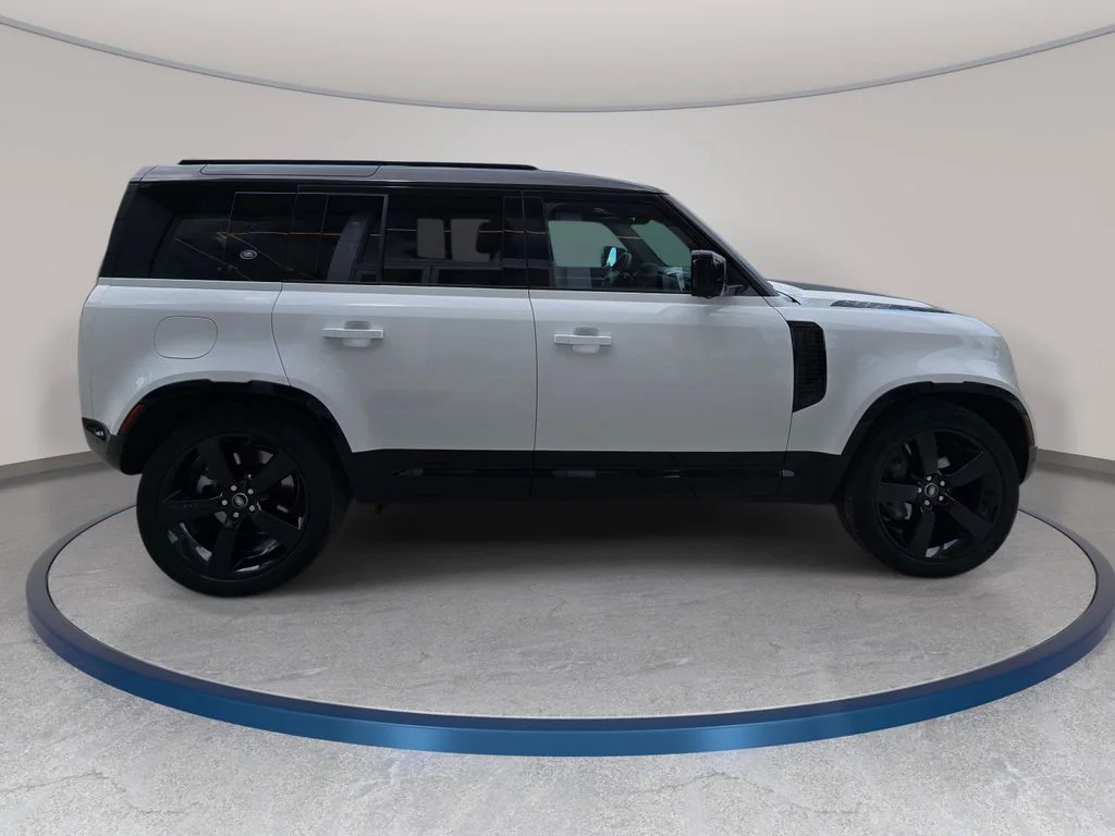 Used 2023 Fuji White Land Rover X-Dynamic SE image 4