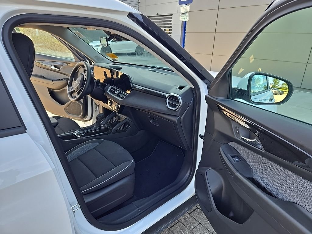 Used 2026 Summit White Chevrolet LT image 20
