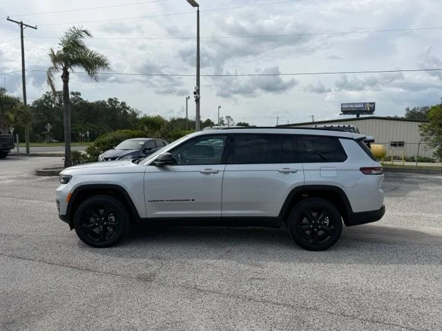 Used 2025 Silver Jeep Altitude X image 8
