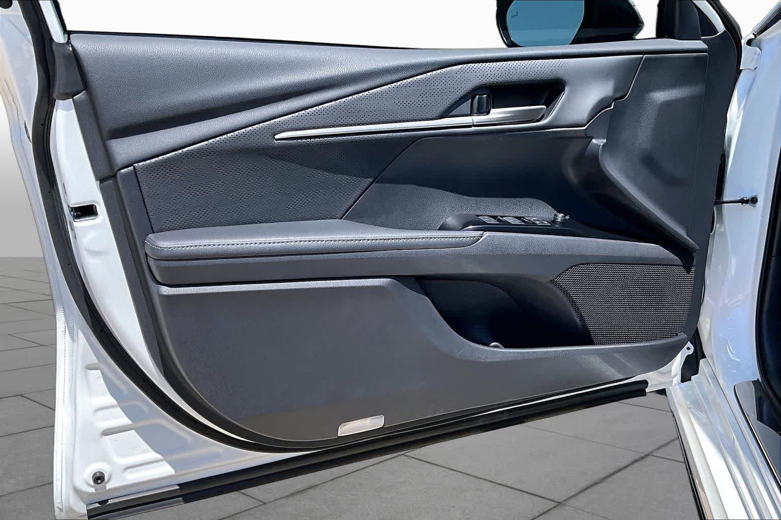 New 2026 Wind Chill Pearl with Midnight Black Metallic roof Toyota XSE image 10
