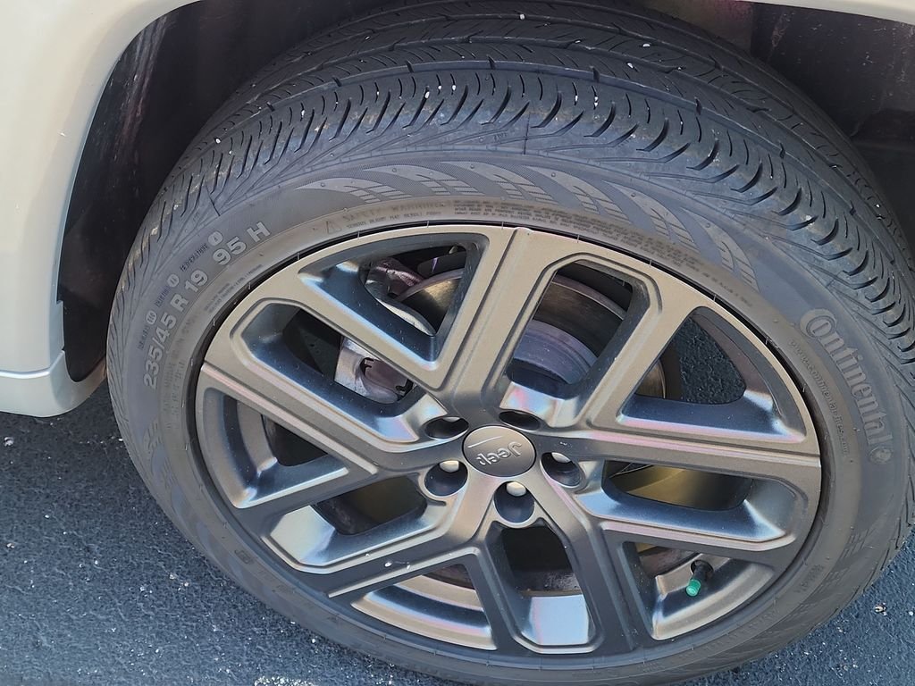 Used 2024 Silver Jeep Limited image 25