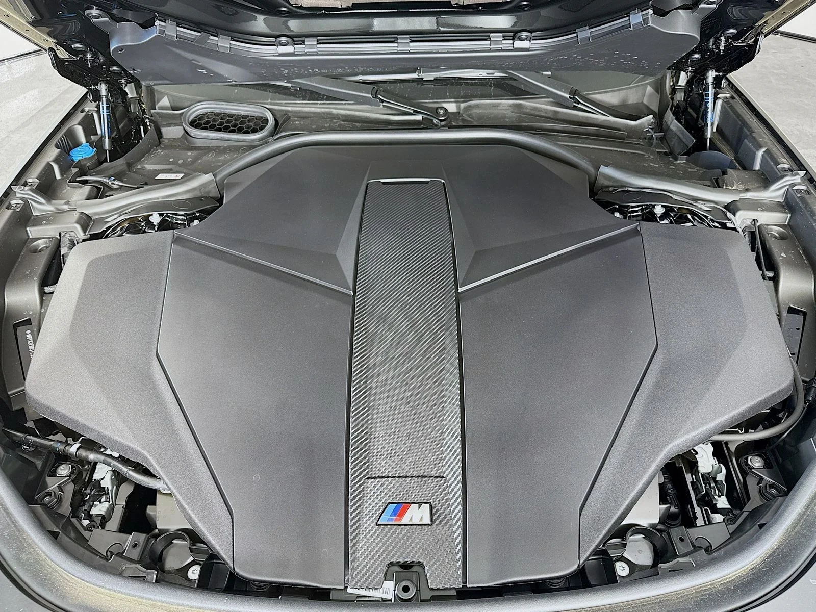 Used 2026 Black Sapphire Metallic BMW M70 image 32